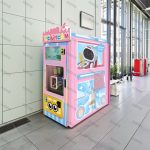 Different flavor robot service ice cream vending machine support logo customized
